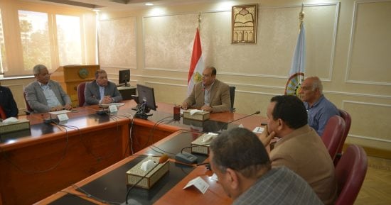 فيديو وصور.. محافظ مطروح يناقش مع أساتذة جامعة الإسكندرية تطوير الكورنيش