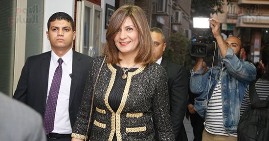 وصول وزيرة الهجرة وحلمى النمنم على الكنيسة الإنجيلية قبيل قداس عيد القيامة