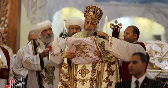 البابا تواضروس يرأس قداس عيد القيامة المجيد بحضور وزراء وشخصيات عامة