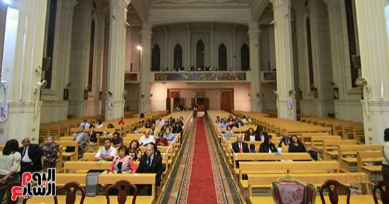 مندوبا الرئاسة ووزارة الداخلية يصلان الكنيسة الكاثوليكية للتهنئة بعيد القيامة
