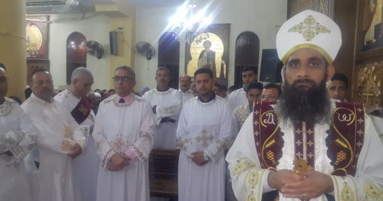 صور.. بدء صلاة قداس عيد القيامة بكنيسة مارجرجس بالقنطرة غرب بالإسماعيلية