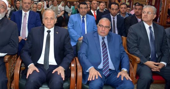 محافظ القليوبية ومدير أمن القليوبية يشهدان قداس عيد القيامة 
