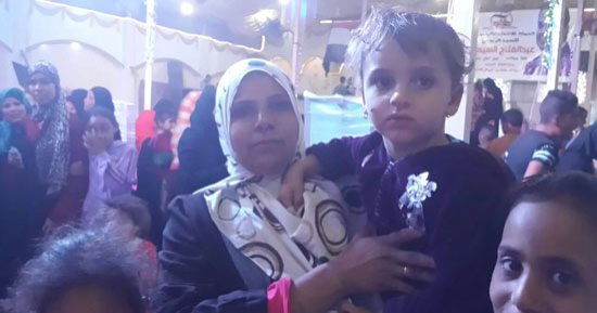 صور.. مأساة الطفلة "حنين" تحتاج لجراحتين فى المخ والمثانة بالمنيا