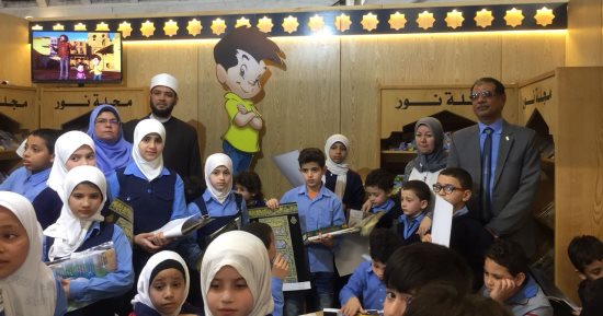 طلاب من سوريا ونيجيريا يزورون جناح الأزهر بمعرض الإسكندرية للكتاب