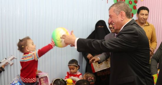 صور .. محافظ كفرالشيخ يزور دور الأيتام ويوزع الهدايا على الأطفال