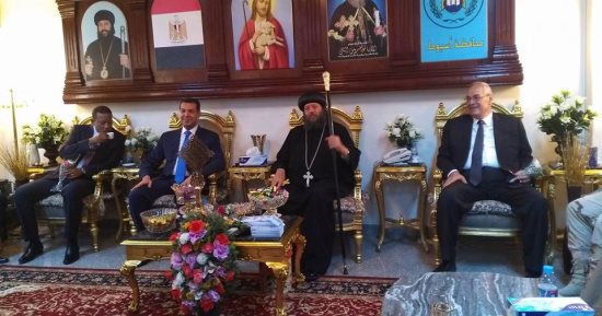 صور.. محافظ أسيوط يهنىء الأقباط فى الكنائس بعيد القيامة المجيد