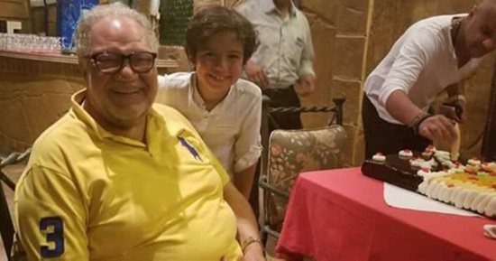 شاهد.. أسرة مسلسل "بالحجم العائلى" تحتفل بميلاد يحيى الفخرانى داخل اللكويشن