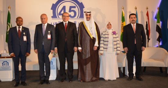 منظمة العمل العربية تهدى دروعا لوزير القوى العاملة وأحمد أبو الغيط