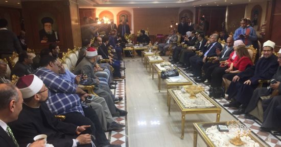 فيديو وصور.. محافظ القليوبية ومدير الأمن يزوران كنائس المحافظة لتهنئة الأقباط بالعيد