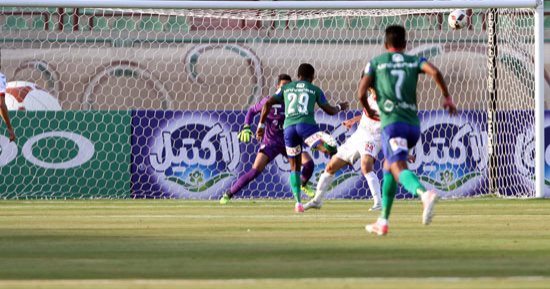فيديو.. ظهير المقاصة يُشكل خطورة على مرمى الزمالك