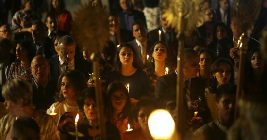 ملائكة ورعاة غنم ومجوس فى استقبال مولد السيد المسيح.. يوسف النجار يلجأ إلى بيت لحم.. والقرآن يحتفى بجزع نخلة مريم.. والإنجيل يذكر  ما فعله "جنين" فى بطن أمه..  وهيرودس يغرى بقتل الطفل  