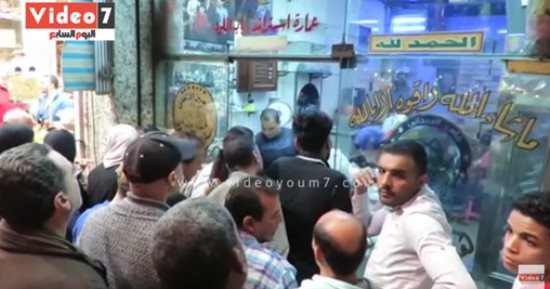 فيديو..هجوم المصريين على الفسيخ والرنجة قبل ساعات من شم النسيم