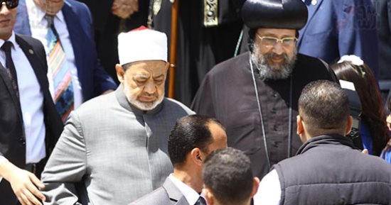 شيخ الأزهر من الكاتدرائية: الشعب اختار الرئيس السيسى لما لمسه من مبشرات - صور