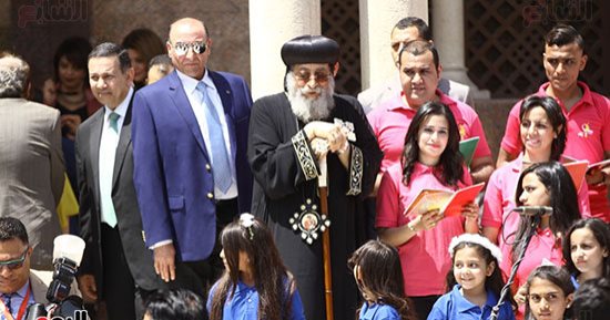 أطفال الكنيسة يشكلون علم مصر بلافتات صغيرة أمام المقر البابوى (فيديو وصور)
