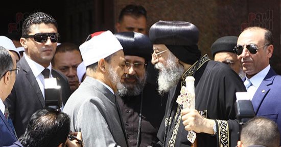 وزير الاتصالات وزكى بدر ومحافظ الجيزة يهنئون البابا تواضروس بالكاتدرائية (صور)