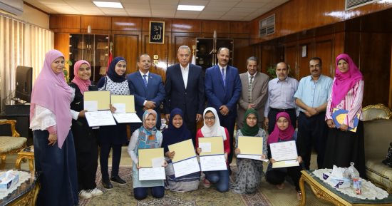 صور.. محافظ قنا يكرم الطالبات المتفوقات فى مسابقة أوائل الطلبة