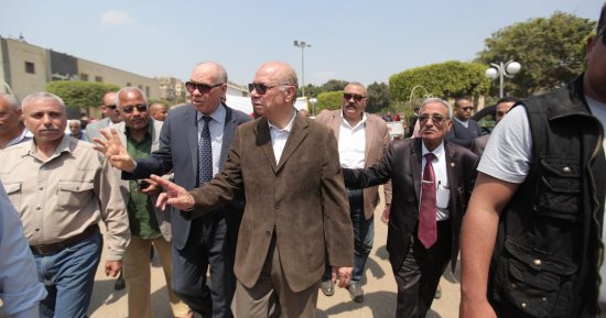 محافظ القاهرة يشاهد عرضا فنيا خلال زيارته للحديقة الدولية