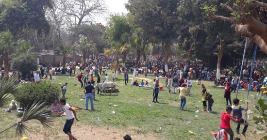 بملاية السرير والسنارة الخوص.. القناطر الخيرية قبلة المصريين فى شم النسيم