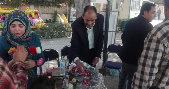 صور.. رئيس حى شبرا يستقبل زوار نادى الرى بالورد