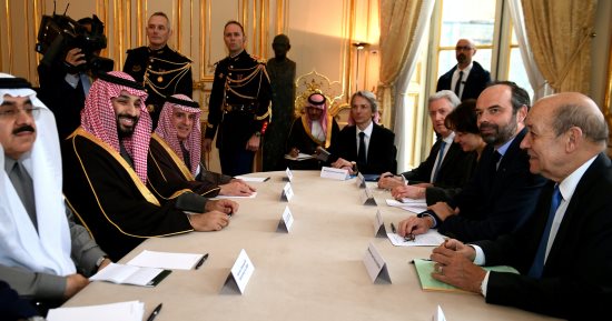 صور.. بدء جلسة مباحثات بين ولى العهد السعودى ورئيس الوزراء الفرنسى