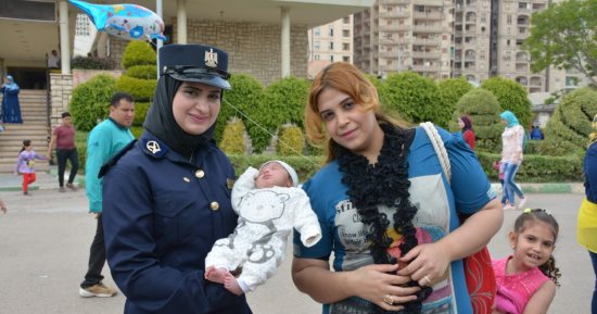 فيديو وصور.. الشرطة النسائية تشارك المواطنين احتفالاتهم بشم النسيم بالبحيرة