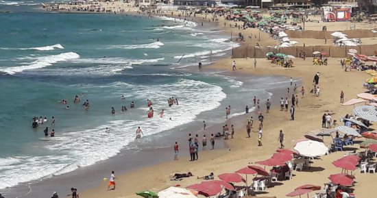 صور.. إقبال كبير على شواطئ الإسكندرية لقضاء شم النسيم