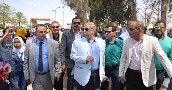 فيديو وصور.. محافظ الإسماعيلية يشارك المواطنين احتفالاتهم بأعياد الربيع