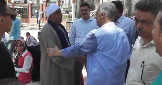 صور.. سكرتير أسيوط يتفقد الحدائق ويشارك المواطنين فرحتهم بشم النسيم