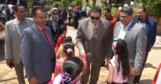صور.. سكرتير عام الإسكندرية يتفقد الشواطئ وقلعة قايتباى والحدائق بشم النسيم