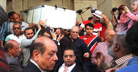 وصول جثمان آمال فهمى.. ومحمد سعيد محفوظ ونجوى إبراهيم أول الحاضرين (صور)