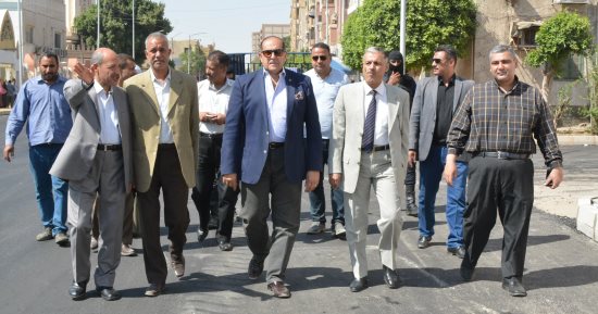 صور.. محافظ سوهاج يتفقد أعمال الرصف أمام المتحف الإقليمى تمهيدا لافتتاحه
