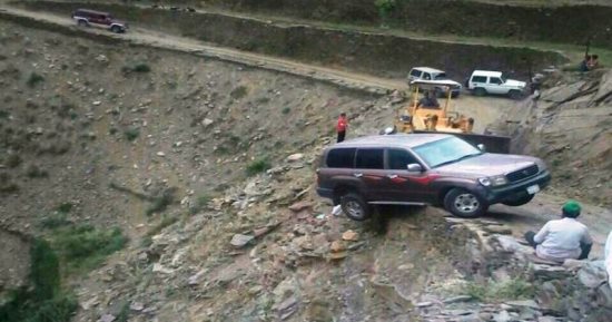 مصرع 17 طفلا بالهند فى سقوط سيارة من طريق جبلى