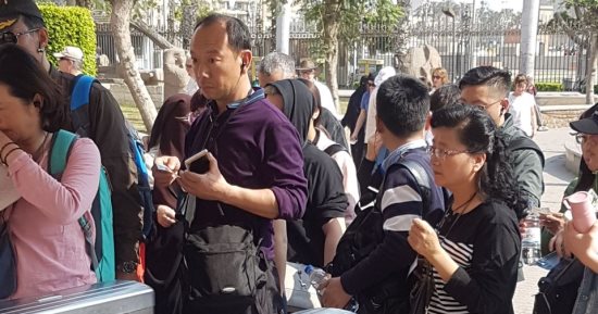 صور.. الأجانب يتفوقون على المصريين فى زيارة المتحف المصرى بشم النسيم