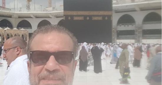 شريف منير ينشر صورة خلال أدائه مناسك العمرة: اللهم استجب دعائى لكل من وصانى