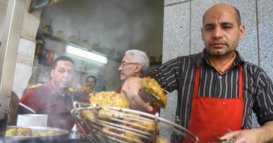 صورة اليوم.. وليمة على طبلية فى مصر