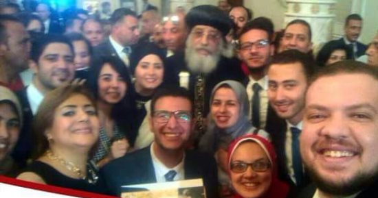 شباب "تحيا مصر" يقدمون التهنئة للأقباط فى الكاتدرائية المرقسية بالعباسية (صور)