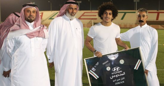 صور.. جماهير الاتفاق تكرم حسين السيد بعد تألقه مع الفريق