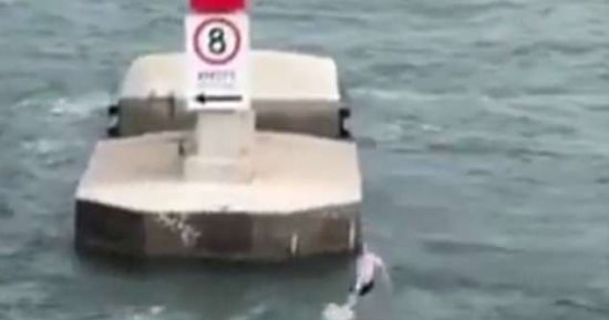 النجاة من الموت.. شاب ينجو بأعجوبة من موت محقق بعد القفز من قطار متحرك
