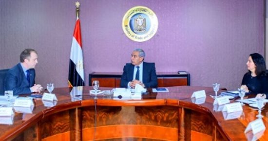 طارق قابيل يجتمع بممثلى "العمل الدولية" لاستكمال برنامج العمل الأفضل