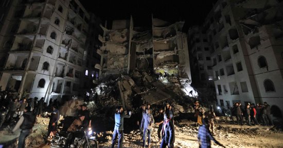 صور.. 11 قتيلا و80 جريحا فى انفجار بإدلب السورية  