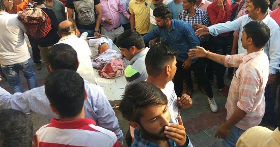 الصور الأولى لمصرع 27 طفلا إثر سقوط حافلة مدرسية من على جبل فى الهند