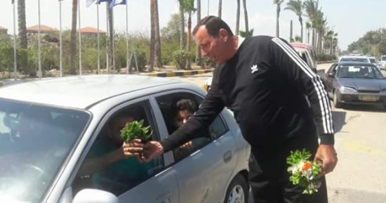صور.. مسئولو رأس البر يستقبلون زوار المدينة بالورود