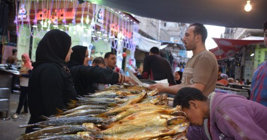 صور.. أهالى البحيرة يقبلون على شراء الفسيخ وارتفاع أسعاره لـ150 جنيها للكيلو