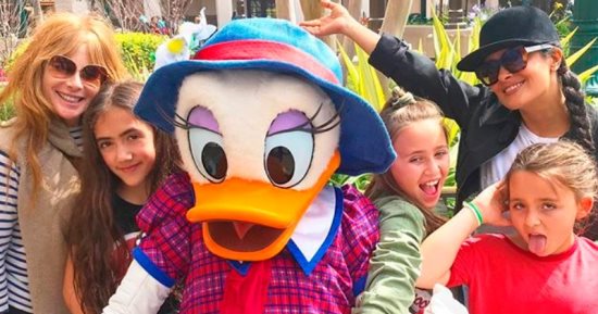 سلمى حايك وابنتها يستمتعان بإجازة فى Disney 