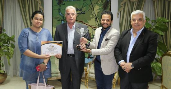 إدارة مهرجان شرم الشيخ الدولى للمسرح الشبابى تكرم محافظ جنوب سيناء