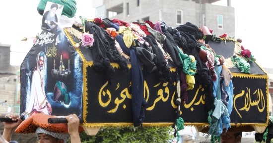 صور.. الشيعة يحملون نعشا فارغا خلال إحياء ذكرى الإمام موسى الكاظم فى بغداد
