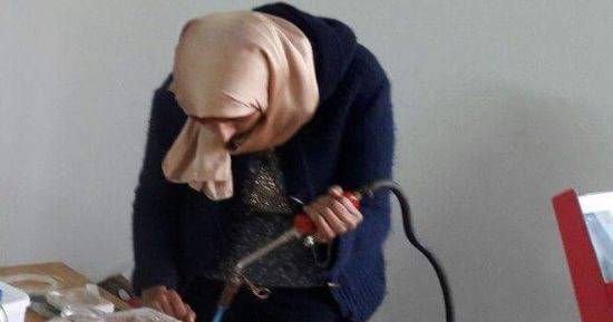 صور.. "رسم من نوع تانى" نانسى أبدعت فى الأعمال الفنية على المعادن والخشب
