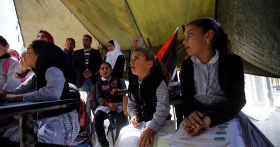 أطفال فلسطين يقاومون الاحتلال الإسرائيلى بالتعليم داخل الخيام