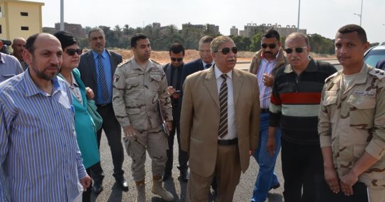  صور .. محافظ الإسماعيلية يتفقد المحور المرورى الجديد على بحيرة الصيادين
