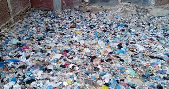 صور.. شكوى من انتشار القمامة بشارع العبانى فى بحرى بالإسكندرية
